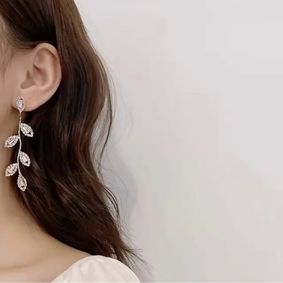 Exquisite Twig Design With Shiny Rhinestone Decor Dangle Earrings - Picture 3 of 3